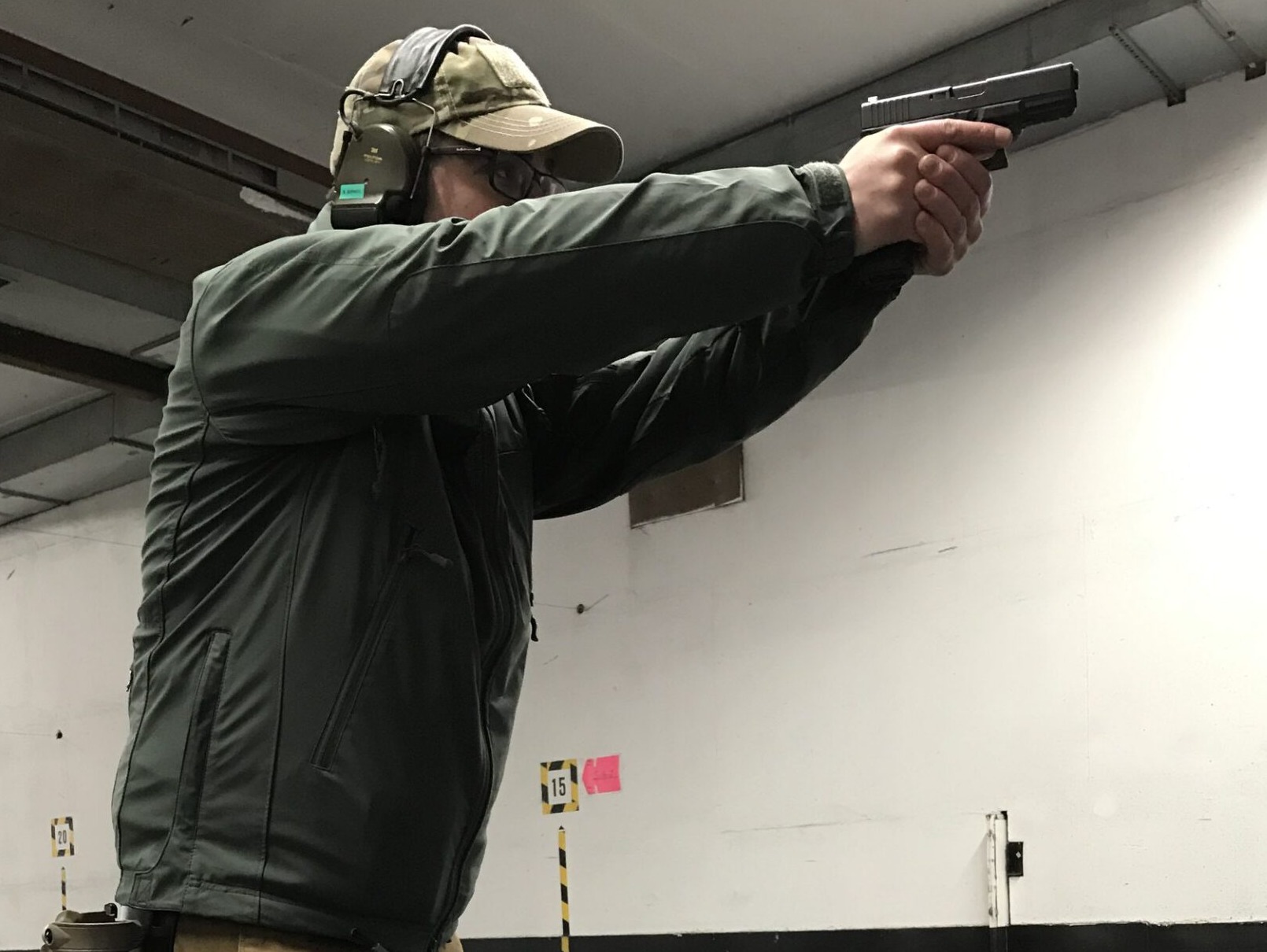 Schütze im Anschlag mit der Kurzwaffe, Oberkörper und Waffe