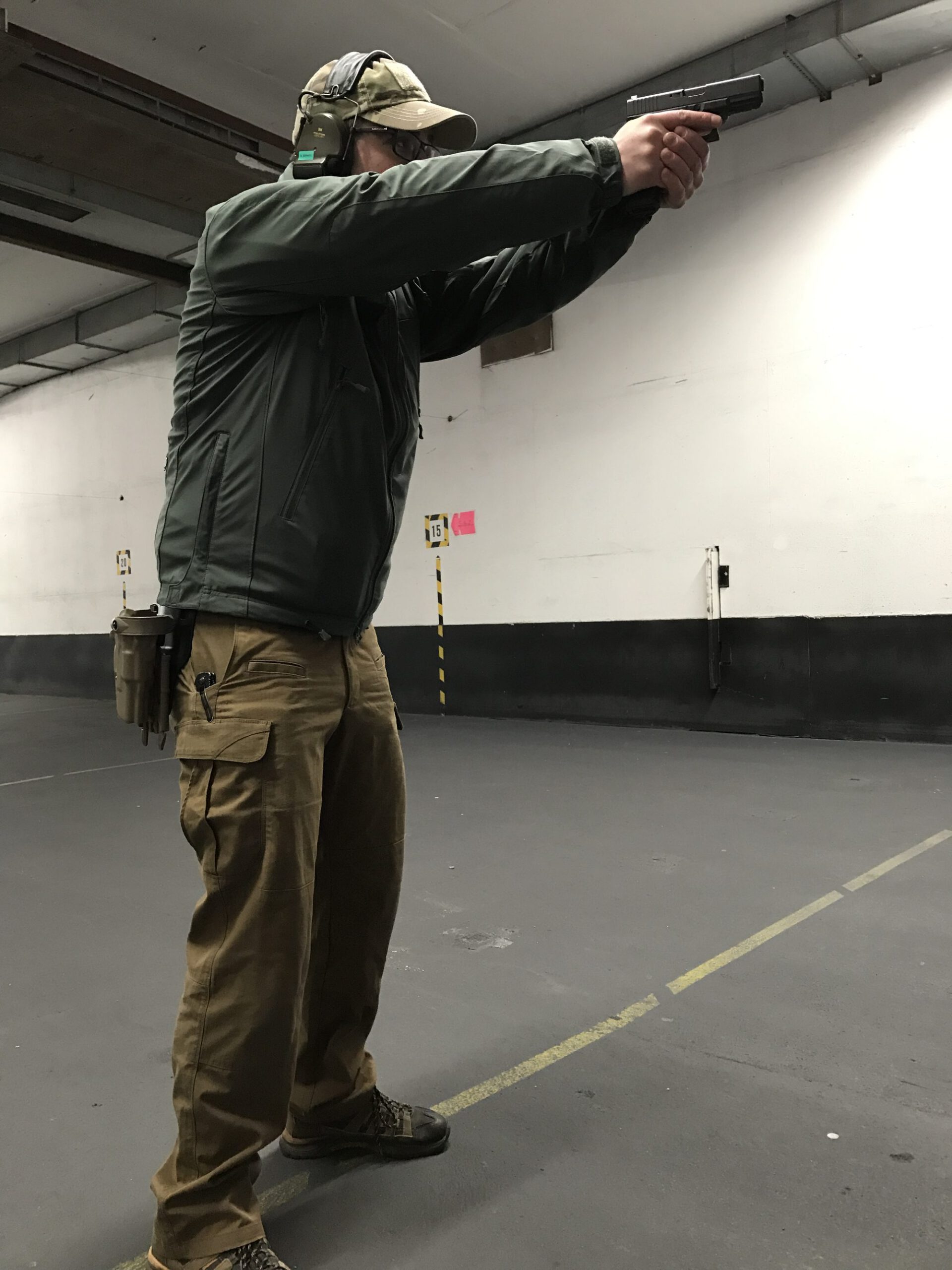 Schütze von der Seite im Anschlag mit der Kurzwaffe.